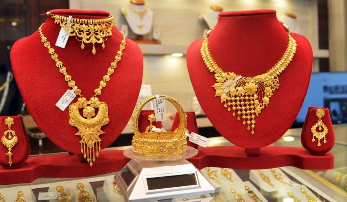 Gold Prices Fall Below Rs. 4.4 Lac in Pakistan Amid Global Decline