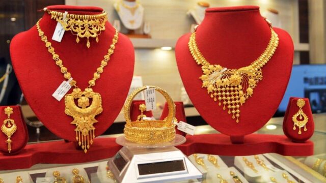 Gold Prices Fall Below Rs. 4.4 Lac in Pakistan Amid Global Decline