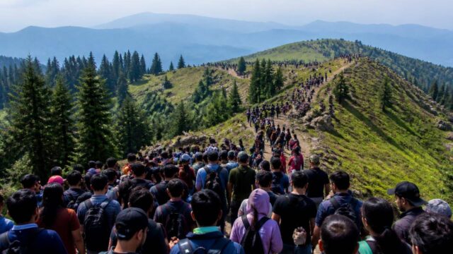 Massive Crowds Flood Mushkpuri Trail: Safety and Environmental Concerns Arise
